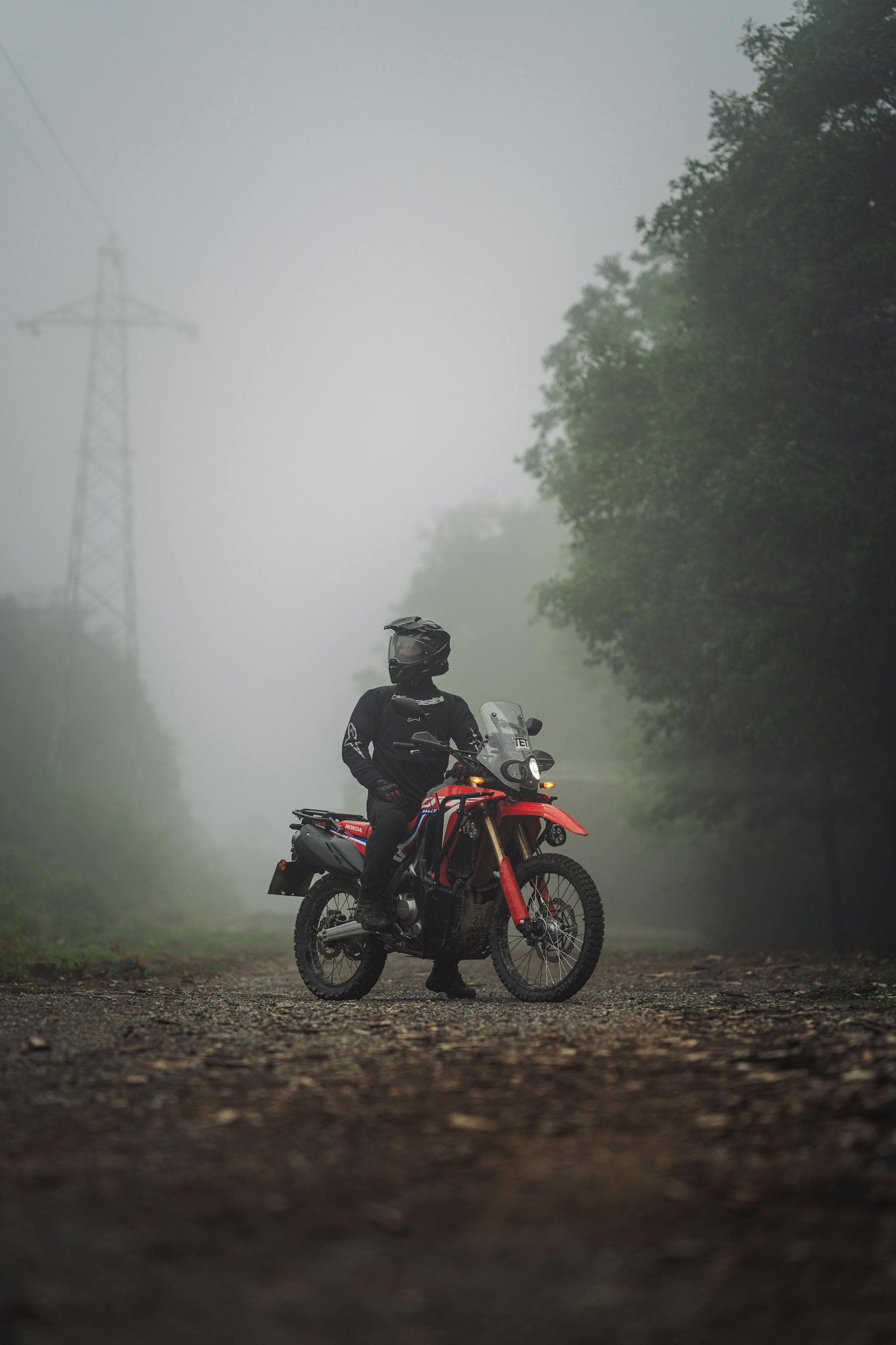 Imagem de um homem em cima de uma moto